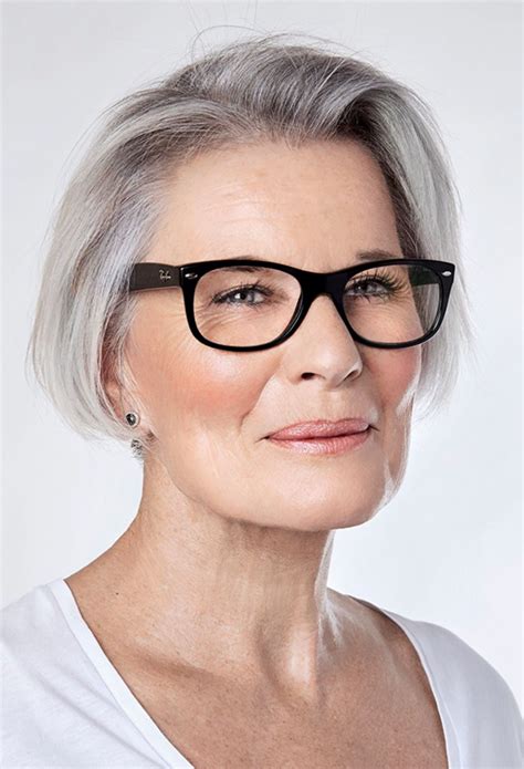 coiffure femme 60 ans avec lunettes|Coiffure femme 60 ans : Inspirez.